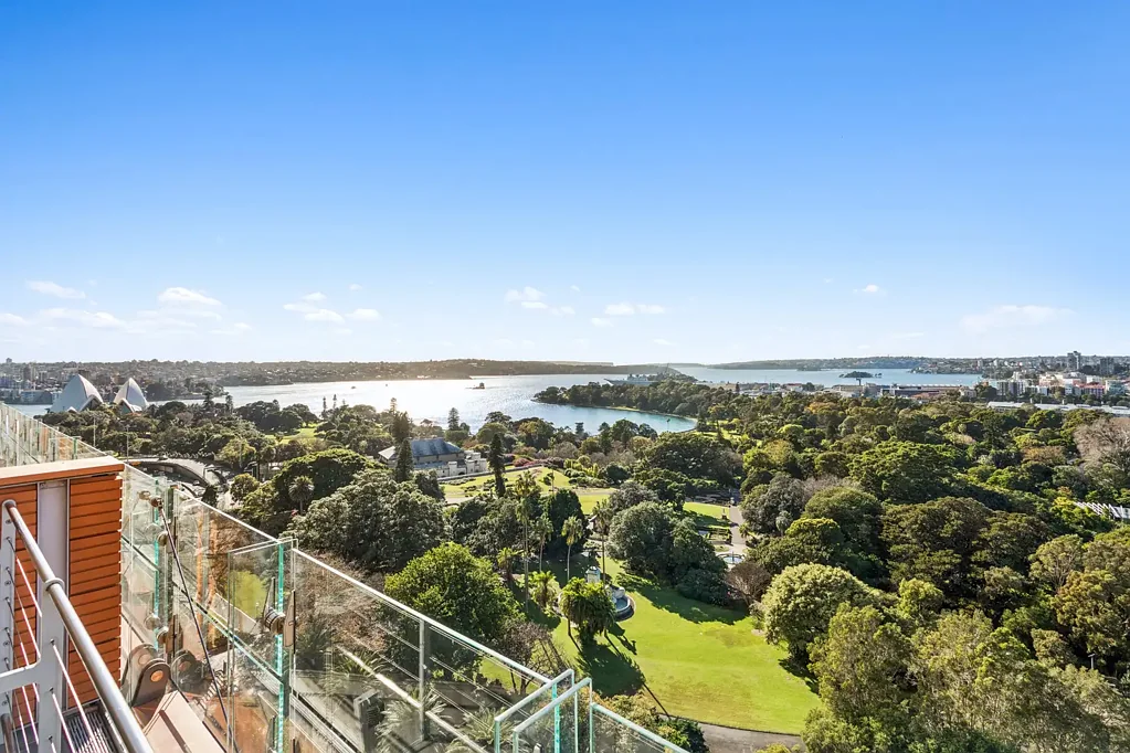 Breathtaking Harbour Living from an Exceptional Sub-Penthouse