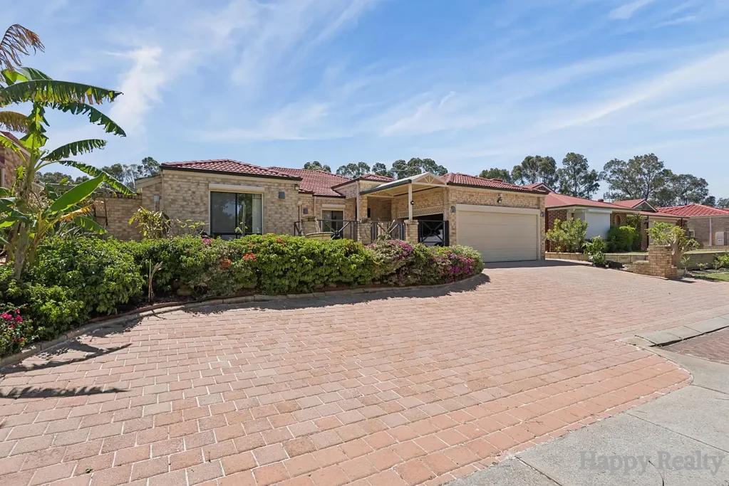 Canning Vale 5房  Spacious Family Living with a Renovated Kitchen and Established Fruit Trees