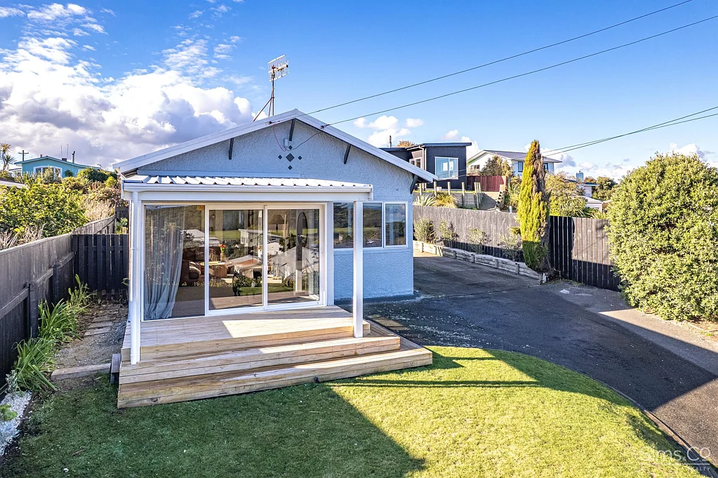 Castlecliff 2 Bedroom The WOW Factor!
