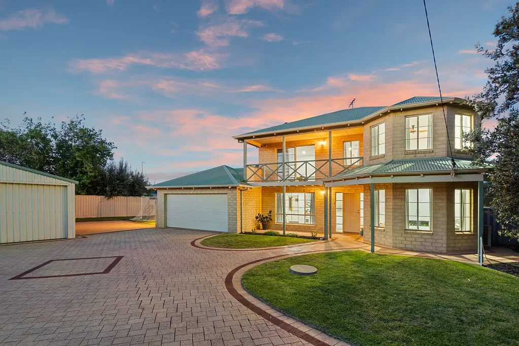 San Remo 4બેડરૂમ Beachside family scale. Fully transformed. Rare 1,112sqm block.