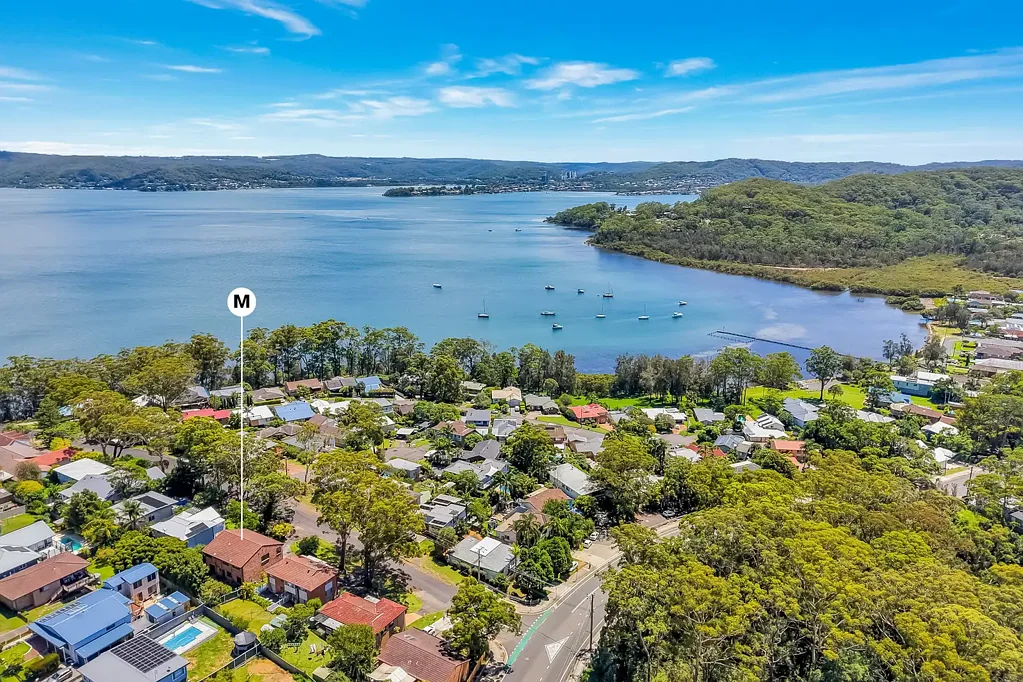 Saratoga 4Moenga Versatile family home with water views