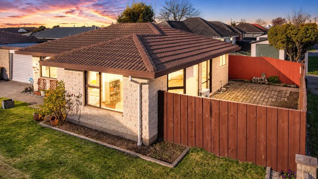 Belfast 2Moenga Updated Starter With Double Garage!