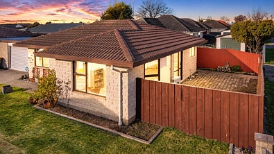 Belfast 2Zimmer Updated Starter With Double Garage!