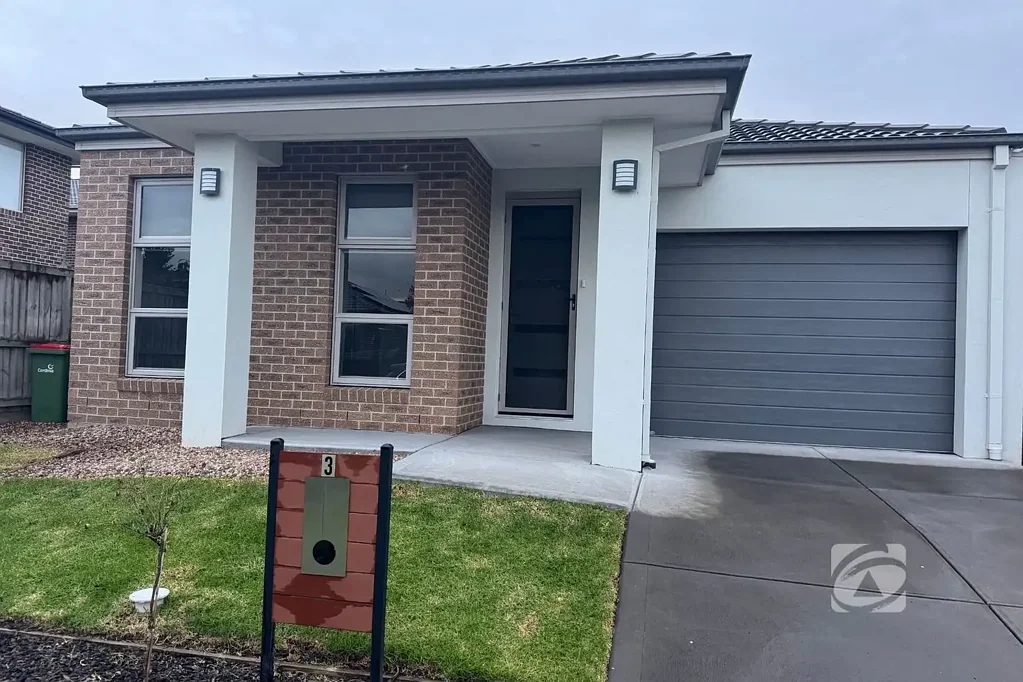 MODERN FAMILY LIVING IN A CONVENIENT LOCATION!