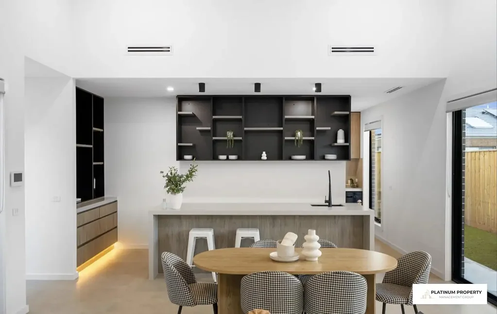 PRIVATE ROOM & ENSUITE plus LIVING AREAS