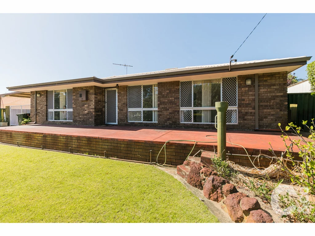 8 Hunt Place, Parmelia, WA 6167