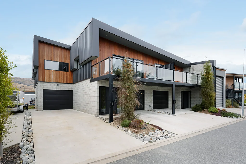 Cromwell 4침실 Garage Goals, Race-Ready Living