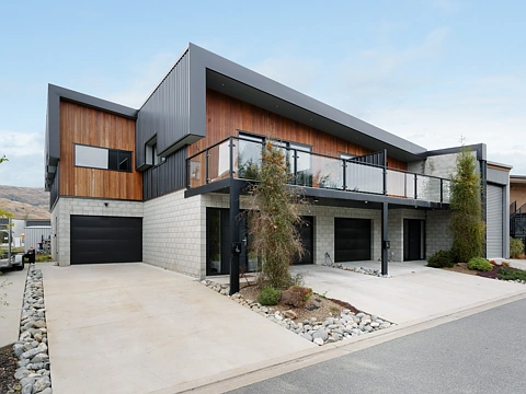 Cromwell 4房  Garage Goals, Race-Ready Living