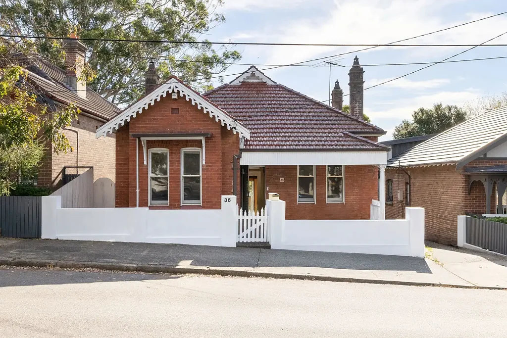 Lewisham 3Kwarto Freestanding Federation house on large level block with garage
