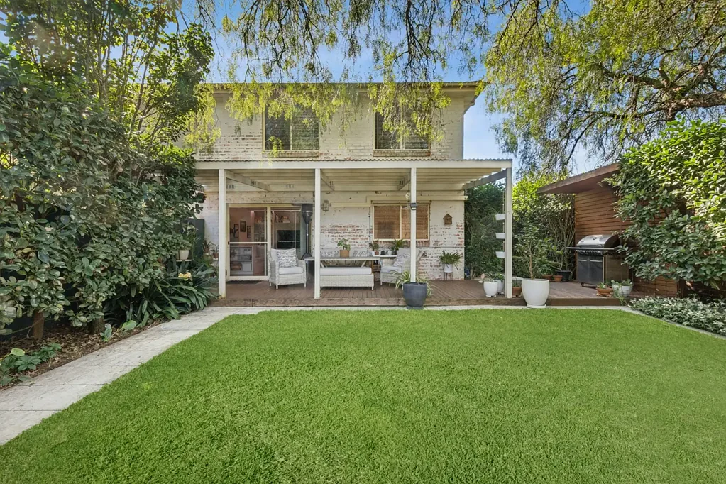 Dee Why 4房 宽敞半独立式住宅，提供居家般生活与卓越便利性 Spacious Semi-Detached Residence Offering House-Like Living & Exceptional Convenience
