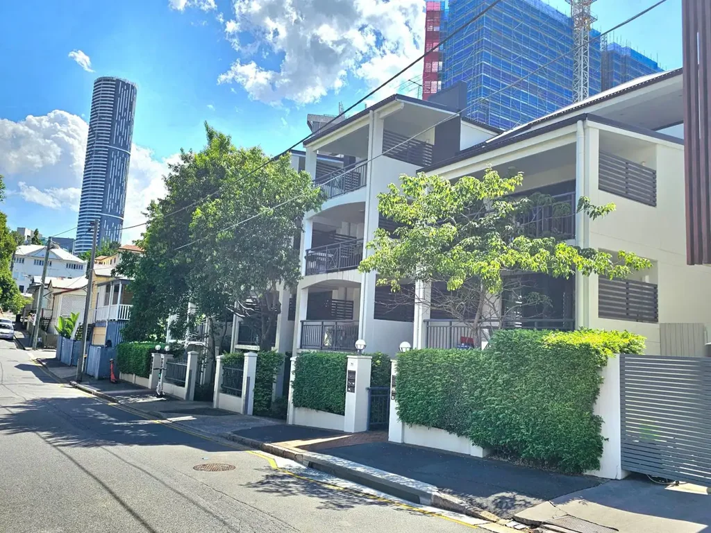 Private, Spacious & Central – 2-Bedroom Fully Air Conditioned Apartment in Spring Hill