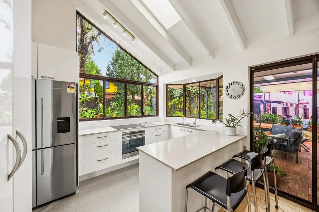 Wembley 4房  Multi-generational Living in one of Wembley's Best Streets!