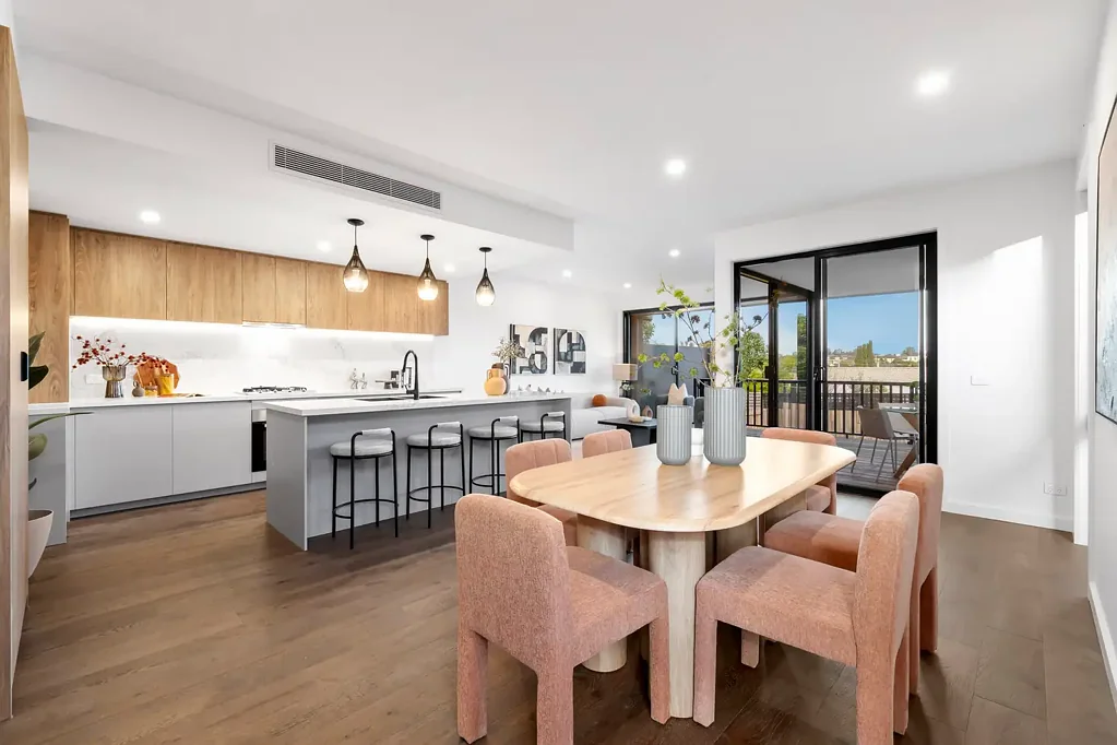 Doncaster 4房 现代奢华设计 高挑建筑风格 智能分区布局 优质固定装置 高品质饰面 阳光充沛空间 美诺高档电器 开放式起居区 无缝延伸露台 低维护花园 山脉抬升景致 多功能地下层 宁静影院休闲 宽敞主卧套房 高耸天花板特色窗 地板到天花板瓷砖 独立浴缸石材梳妆台 分区冷暖空调 双层玻璃门窗 NBN高速连接 安全内部通道车库 Architectural Brilliance and Family Functionality in a Premier Doncaster Setting