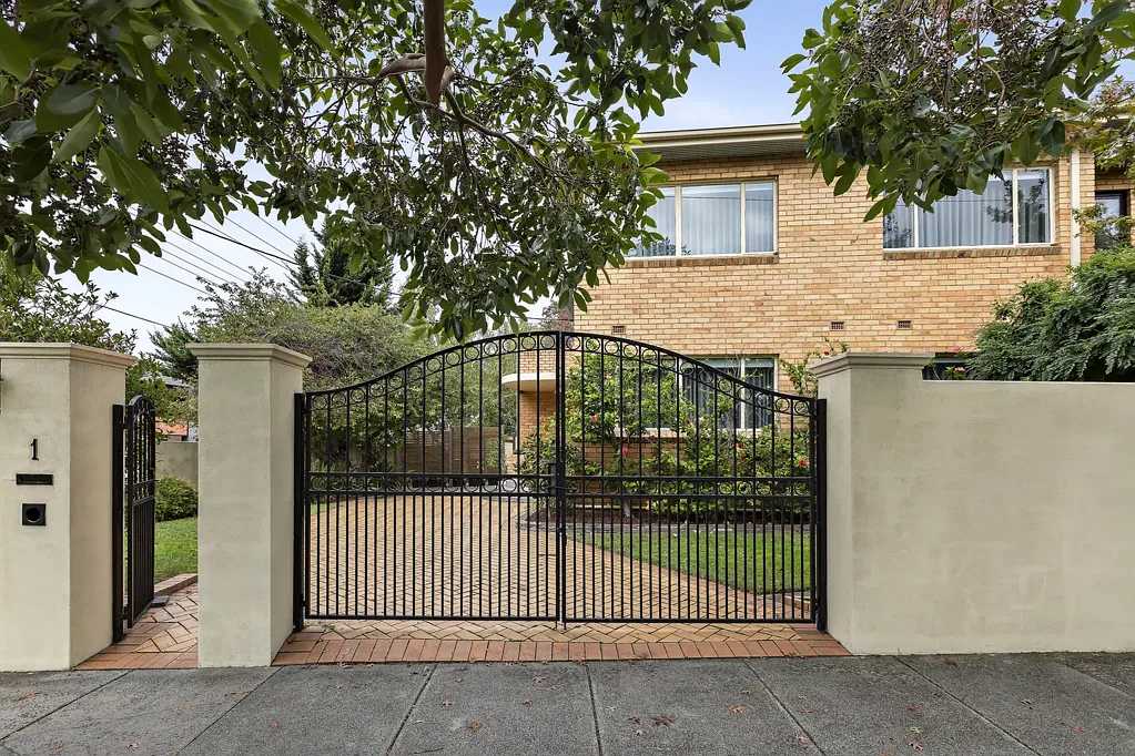Elegant Art Deco Townhouse with Secure Off-Street Parking