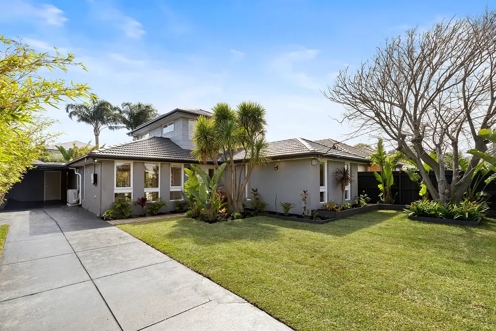 Aspendale 4 Slaapkamer A Sun-splashed Poolside Lifestyle within a Walk of the Beach