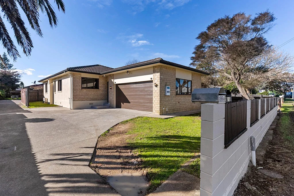 Mangere East 4Phòng ngủ SOLID BRICK & TILE MUST SELL!