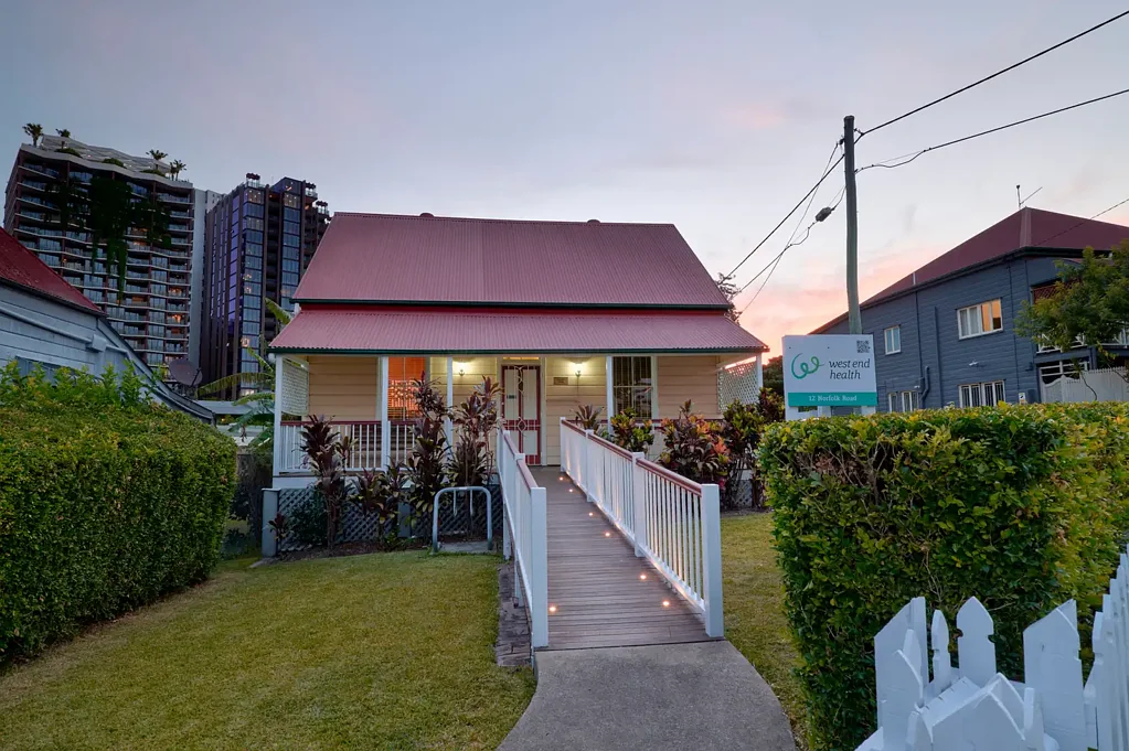 South Brisbane 4房 历史瑰宝 1878年建 473平米高地势 北向采光 避洪佳选 南布里斯班核心 4卧宽敞布局 近西端生活圈 公校学区 近CBD 公共交通便利 Rare South Brisbane Heritage opportunity