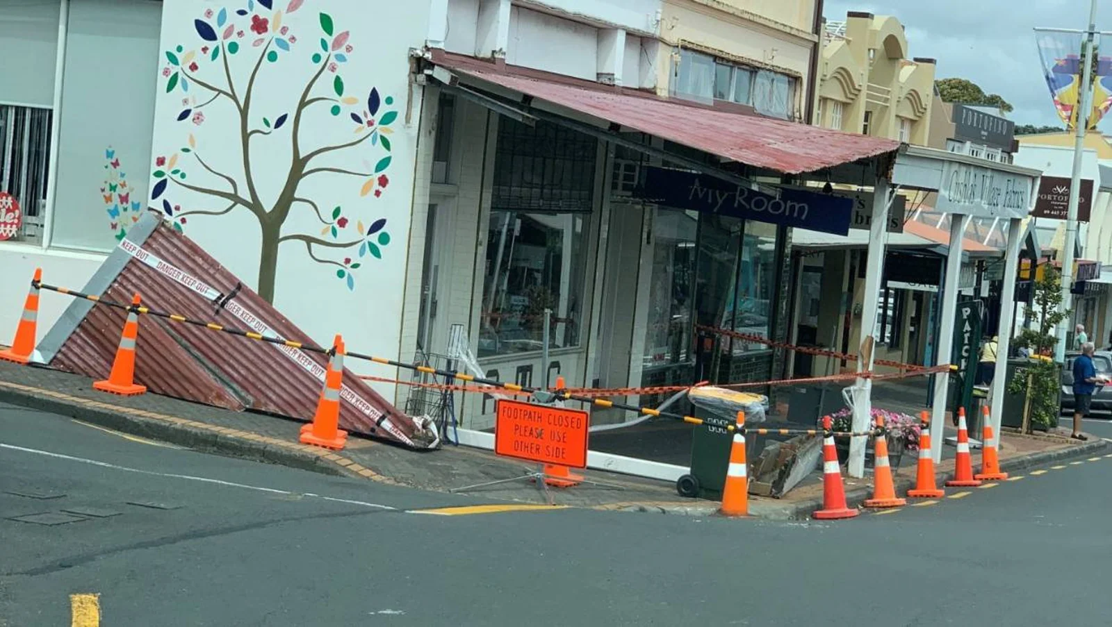 今天下午北岸Devonport出事了！大卡车一头撞向街边商店！