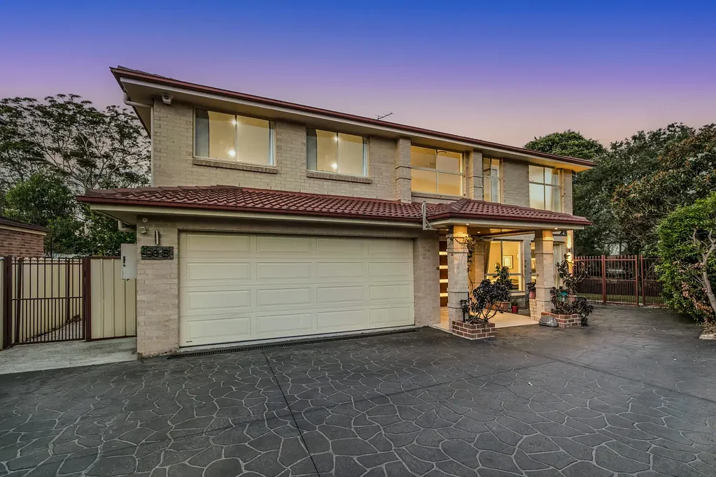 West Pennant Hills 4Zimmer Young Family Home Offering Flexible Multi-Generational Living with a North to Rear Aspect, Just 480m to CityBus