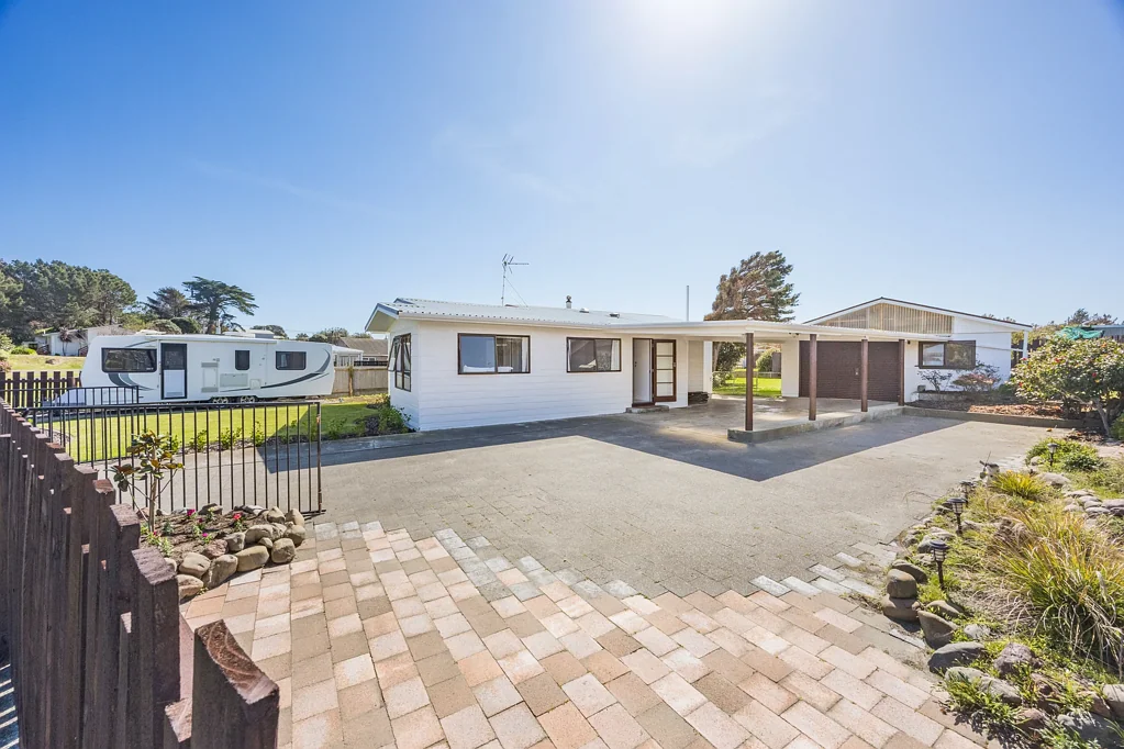 Foxton Beach 4Kwarto 4 Bedrooms on a huge 1,252m² section