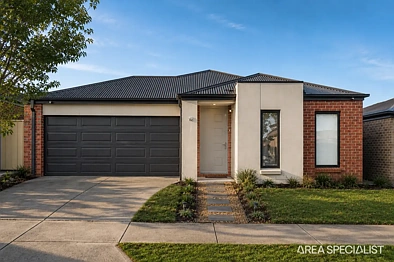 Harkness 4Moenga THE BRIEF: Spacious Family Living Moments from Navan Park Lake!