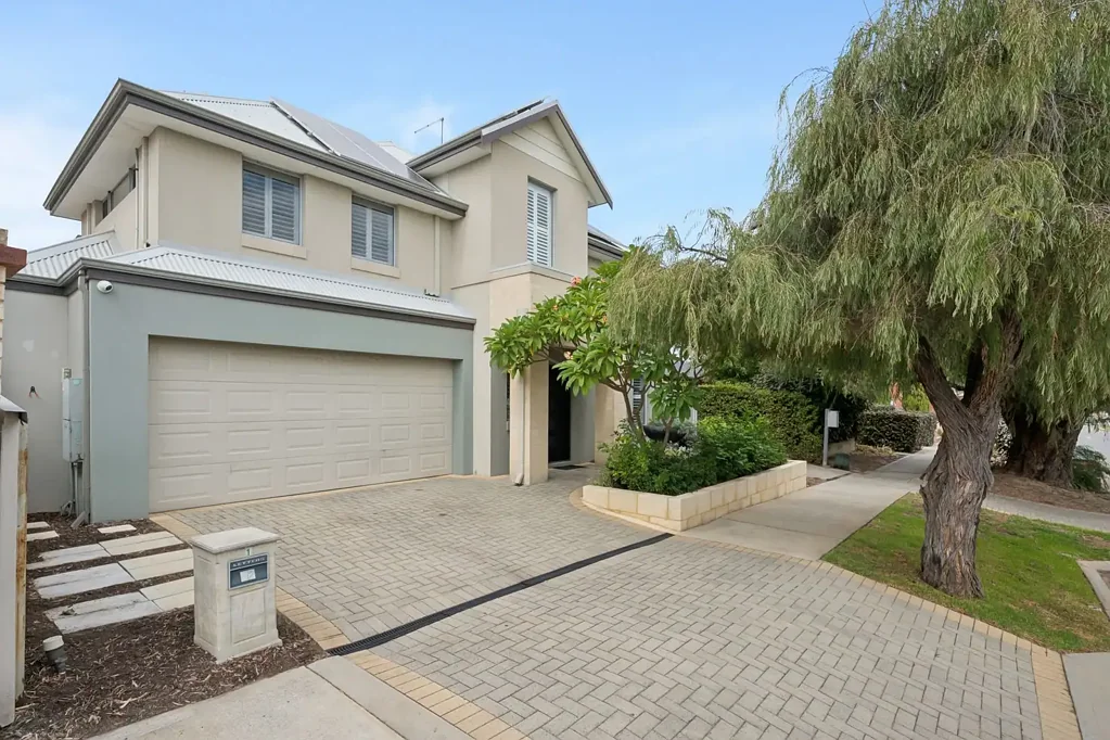 Bicton 3房  CONTEMPORARY TOWNHOUSE. POLE POSITION.