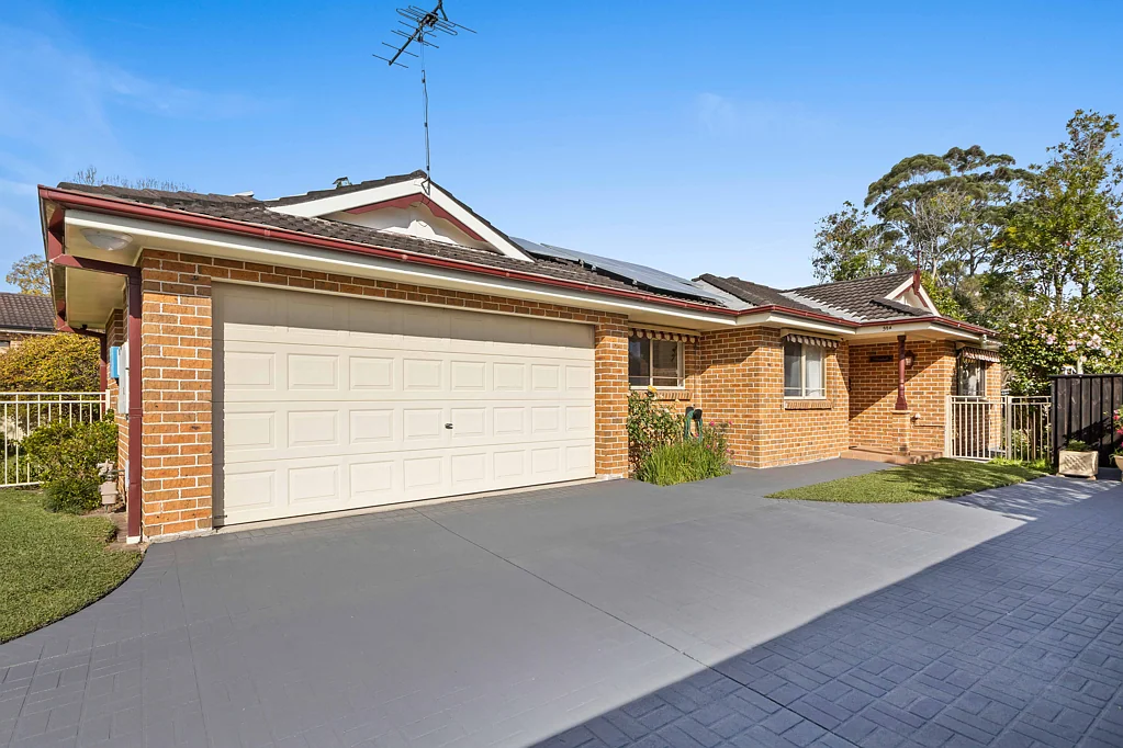 Pennant Hills 3ห้องนอน Quiet, easy-care single-level lifestyle, walk to the heart of Pennant Hills, rail and schools