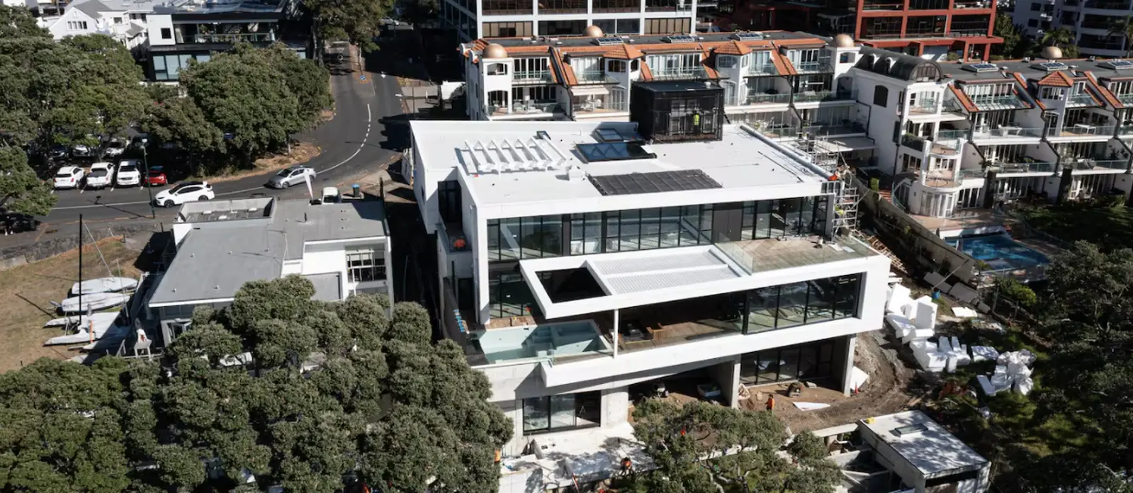 海景被挡还要忍噪音？北岸新豪宅疑建直升机坪，引发邻里争议，市议会回应
