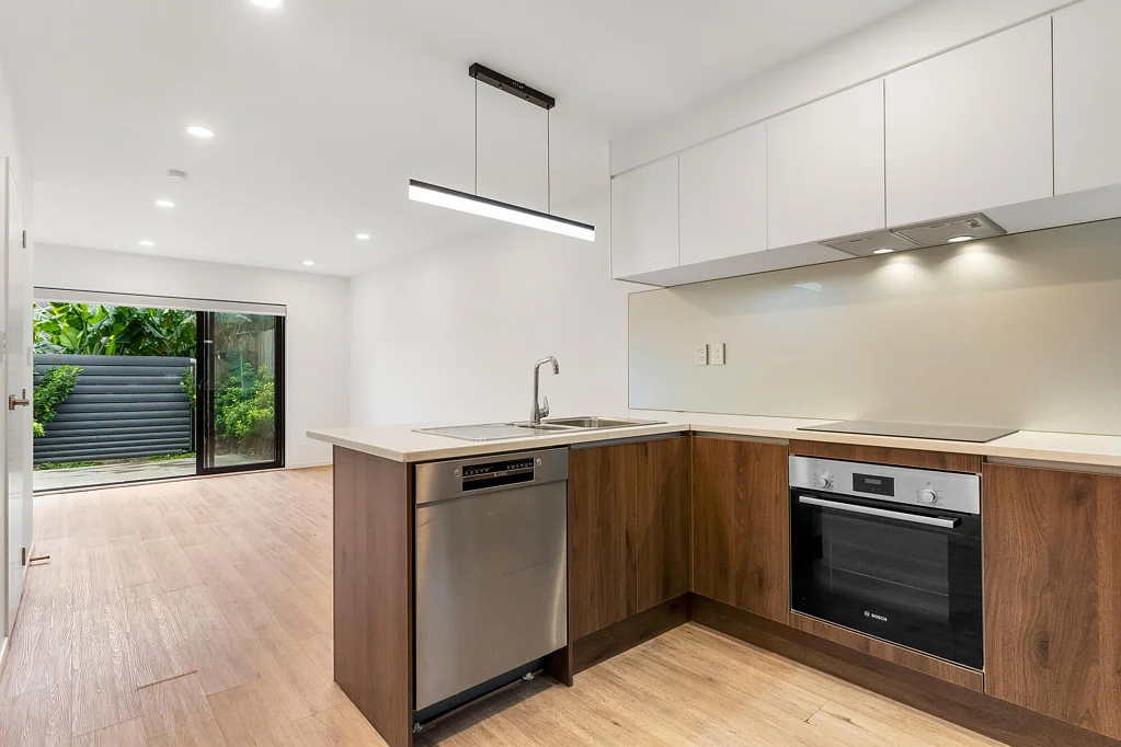 Henderson 2部屋 Modern, Freehold & Seriously for Sale!
