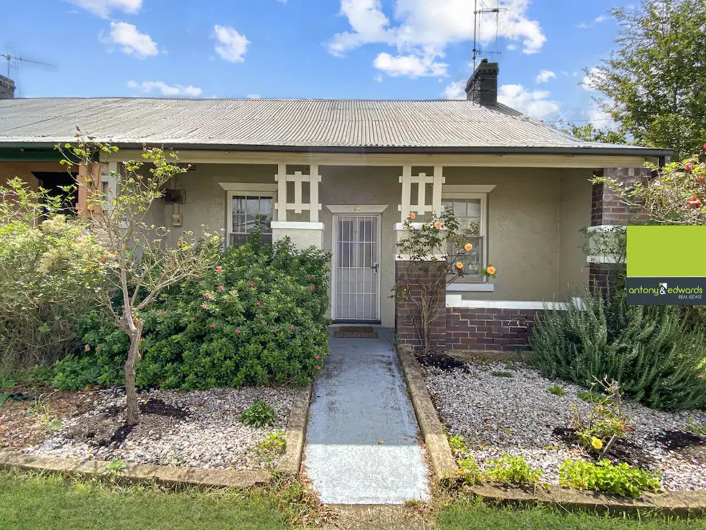 SEMI-DETACHED CHARACTER COTTAGE