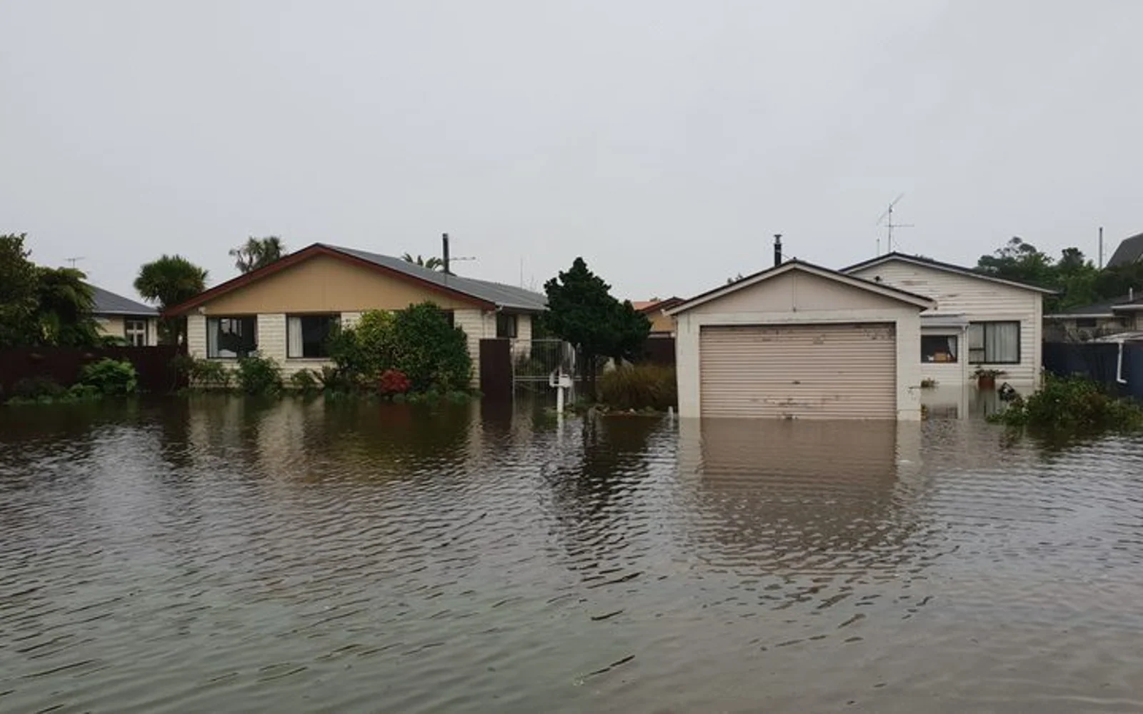不到两天下了一整年的降水量，洪水已致人死亡