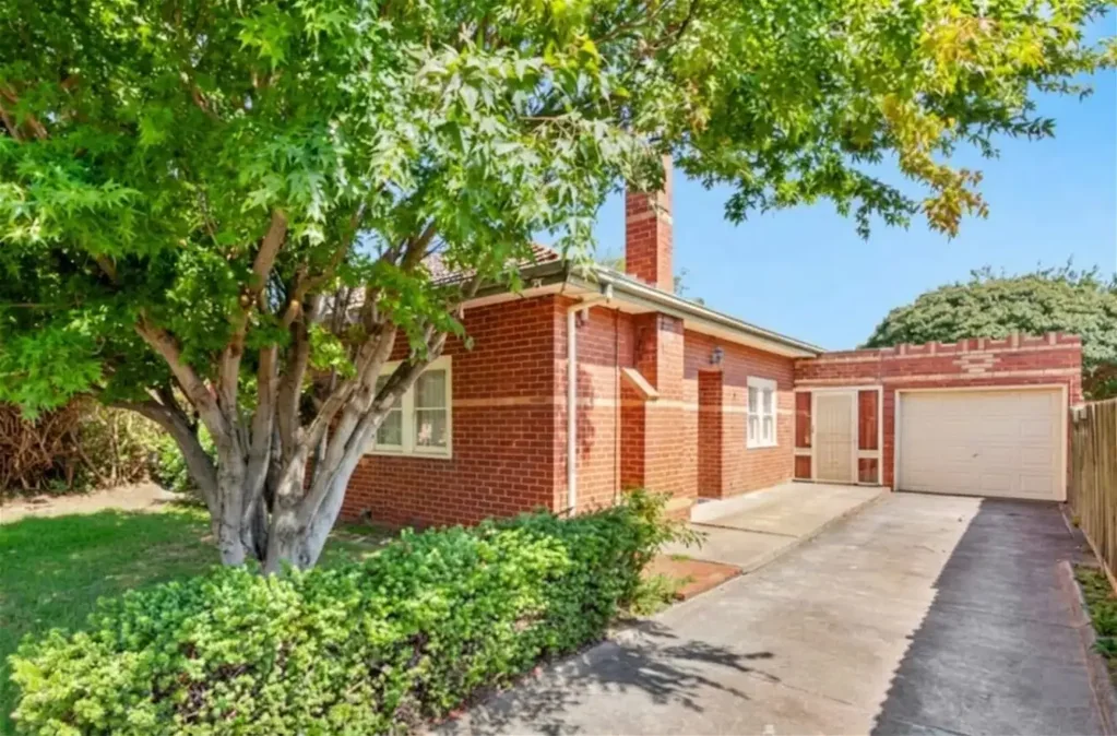 Werribee 3房 历史瑰宝 580m²宽地 高天花板 大主卧 后院绿洲 便捷步行生活 South Side Charm