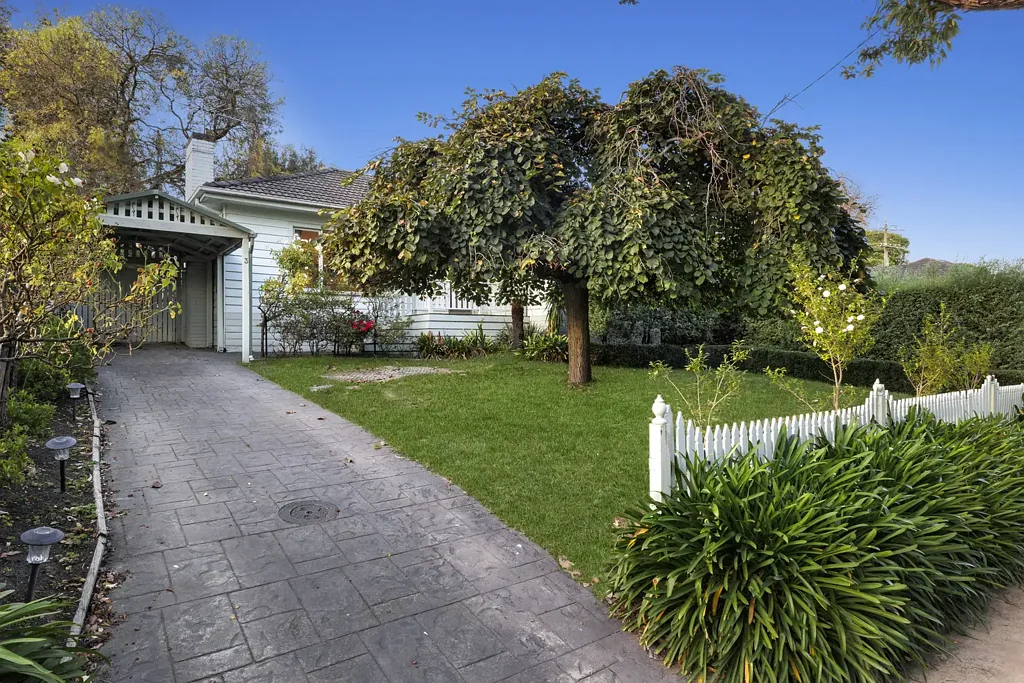 Mount Waverley 3房 MWSZ内黄金地块 843㎡宽敞庭院 家校商圈便捷 时尚厨卫翻新 灵活起居空间 大家庭理想之选 Position, Potential & Location – In MWSSZ!