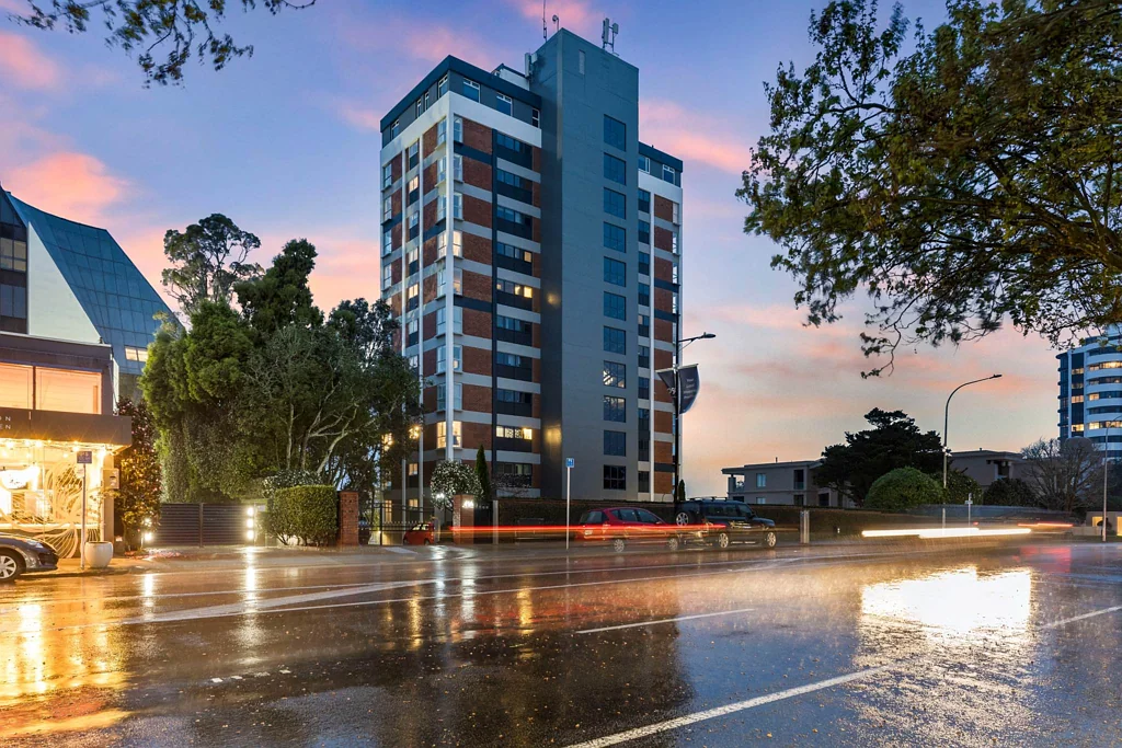 Panoramic Views & Refined Living – Water Inclu...