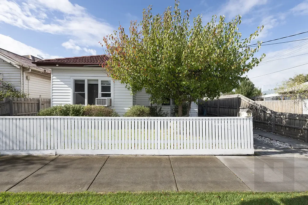 COSY FAMILY HOME - ONLY 15 MINUTES AWAY FROM THE CITY