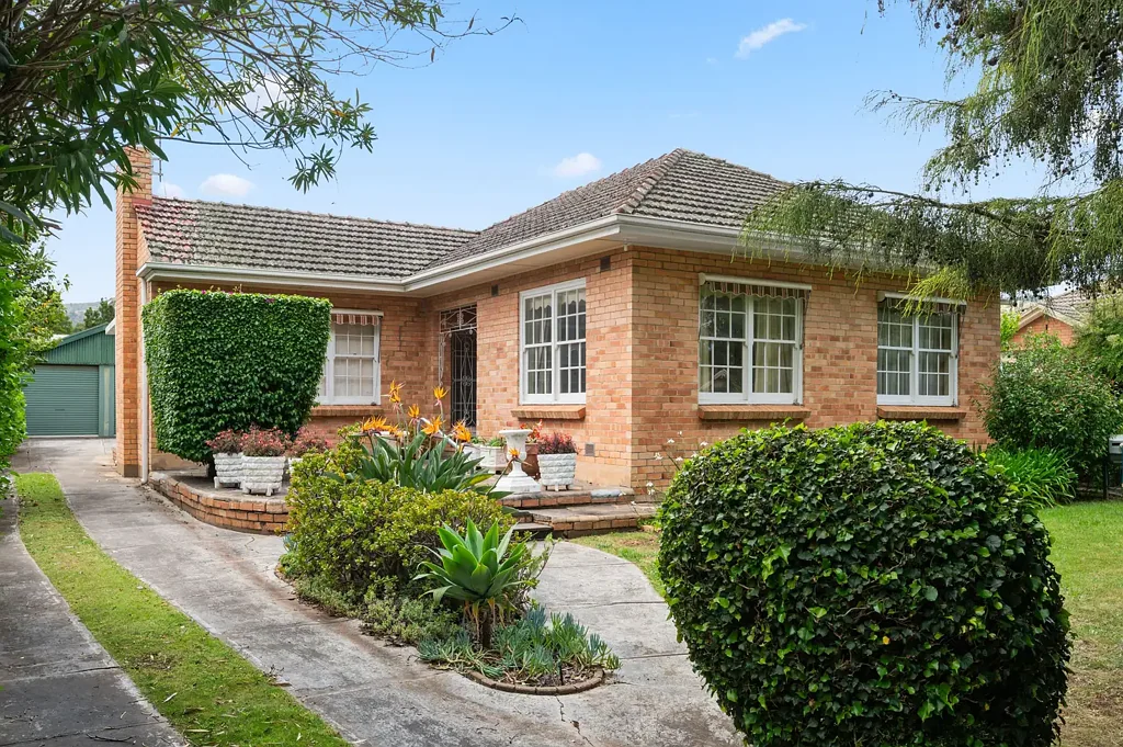 Linden Park 2房  720sqm (approx.) of Possibility in Prized Linden Park.