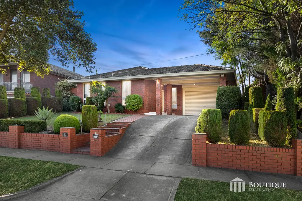 Dandenong North 5 Bedroom Generous Family Living, with Fruitful Backyard