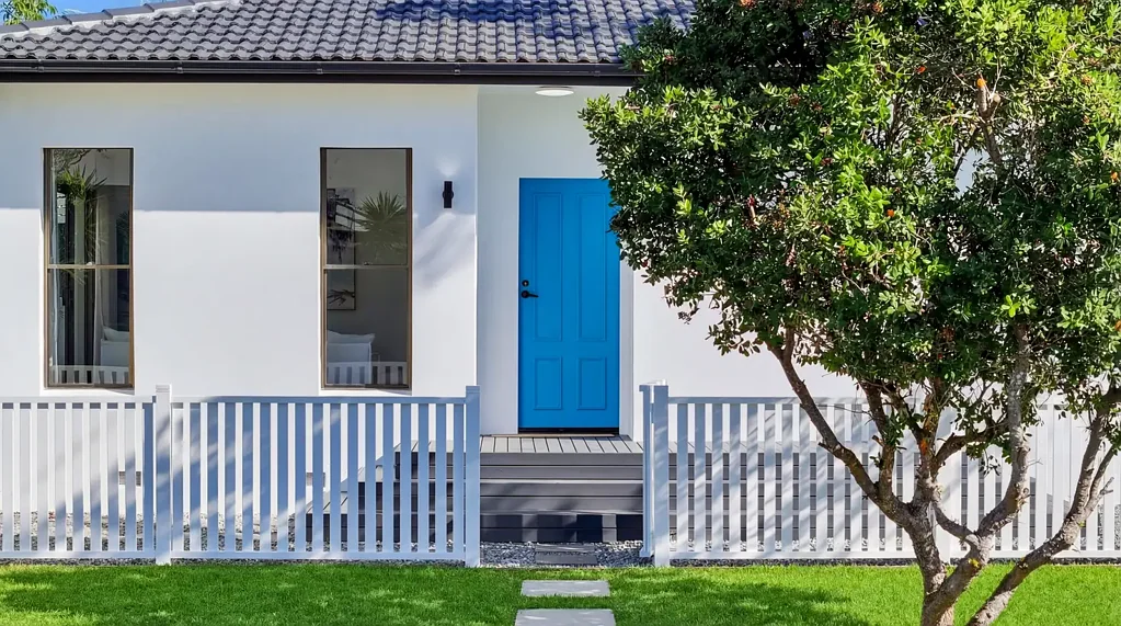 Bateau Bay 3房  Renovated Beachside Opportunity on a Prime Corner Block