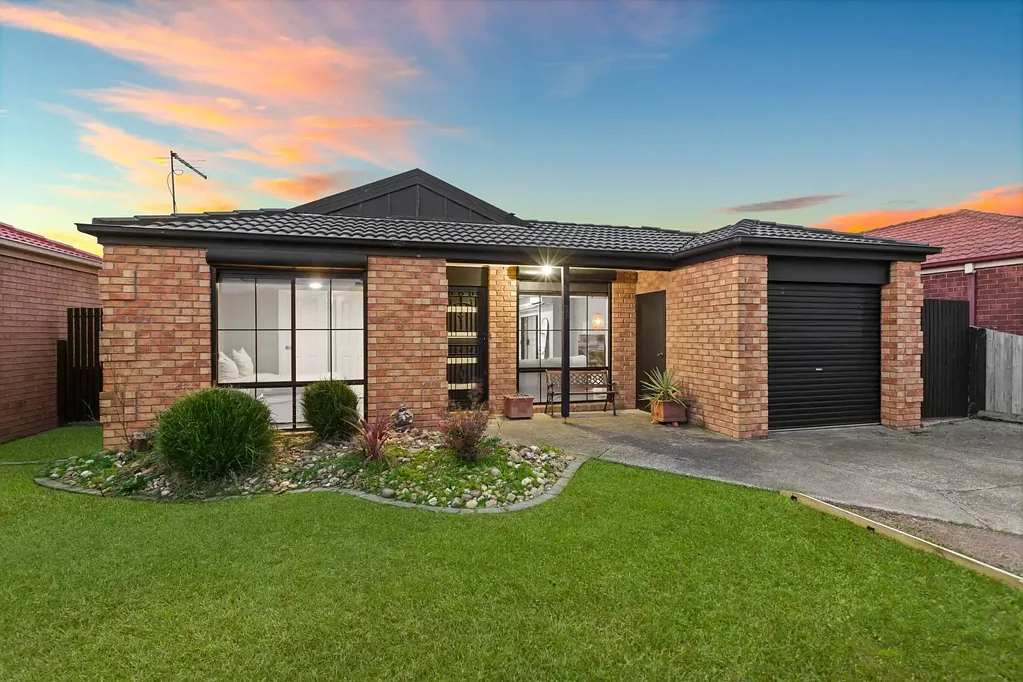 Beautifully Maintained Family Home in Prime Cranbourne East Location!