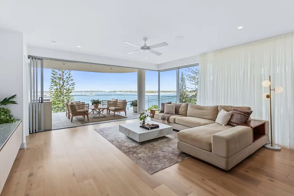 Biggera Waters 3 Slaapkamer Offering space, privacy, and modern elegance, this prestigious full-floor residence captures the essence of effortless coastal living.