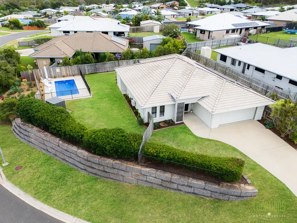 Boyne Island 4房  BEAUTIFULLY PRESENTED HOME, POOL, SOLAR, CORNER BLOCK.