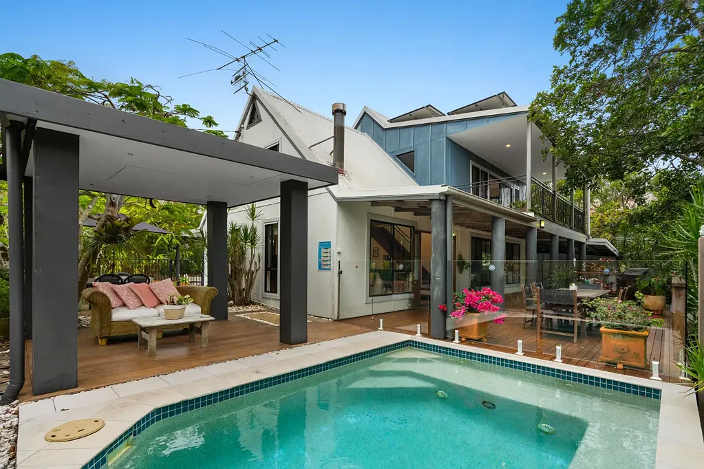 Beach House Haven In Coveted Cul-De-Sac