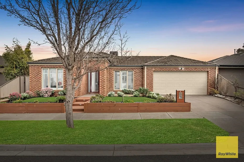 Burnside Heights 4房 510sqm宽幅地块 Kororoit Creek学区 现代时尚设计 多个生活区 双车库随时入住 Spacious Family Entertainer in Prime Burnside Heights Location
