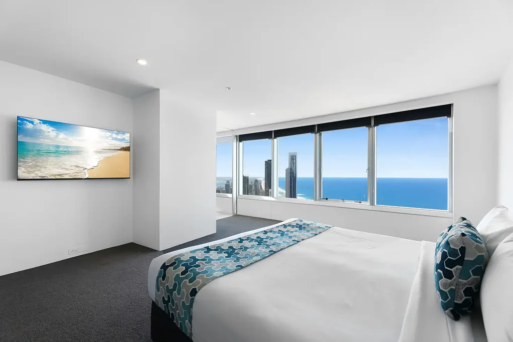 Surfers Paradise 3침실 Rare Opportunity: Expansive Q1 3 Bedroom Apartment with Outdoor Balcony!