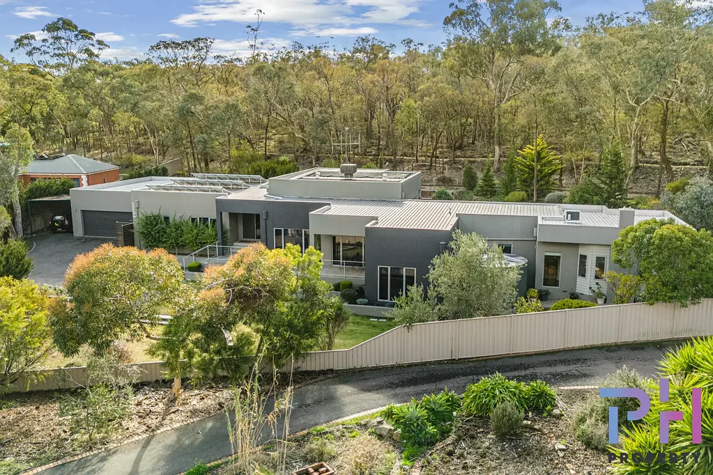 Flora Hill 4 Bedroom HIDDEN FLORA HILL RETREAT ON 2,581m2!