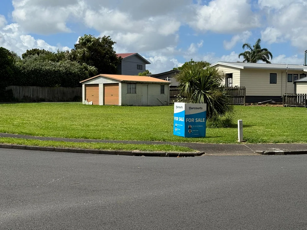 Clarks Beach Prime Section close to the beach and shops
