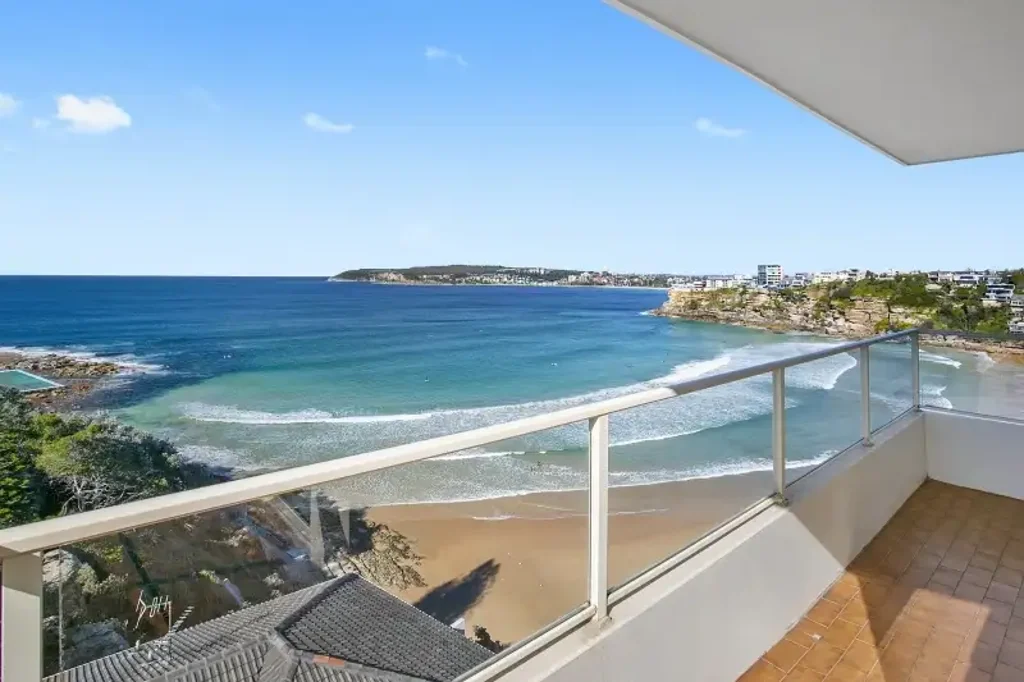 Top Floor, Beachfront Apartment