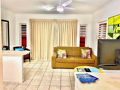 Palm Cove Holiday let studio - 50m walk to the PC beach.