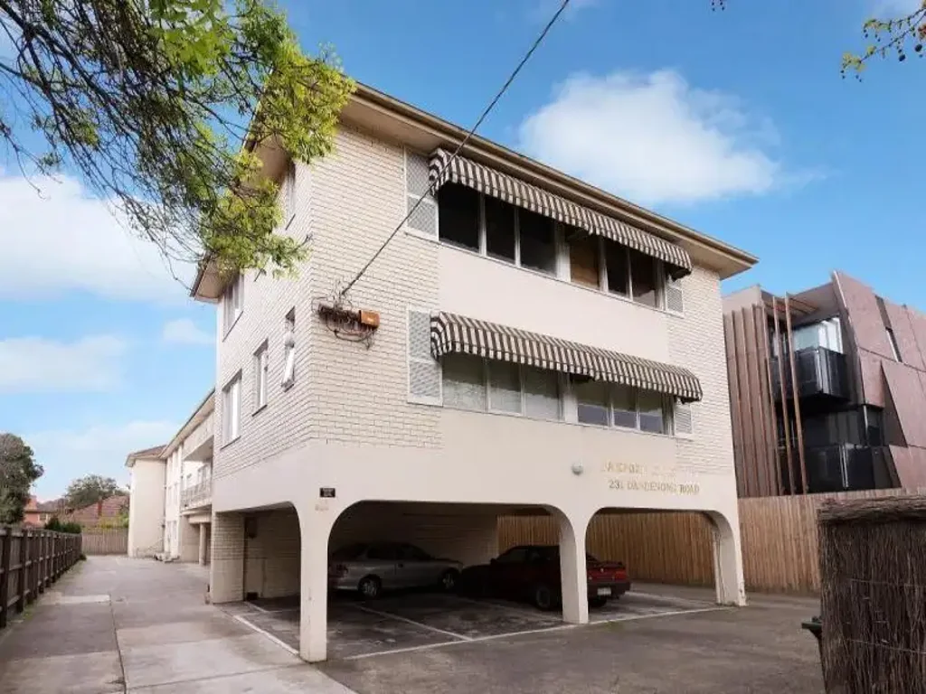 RENOVATED 1 BEDROOM APARTMENT