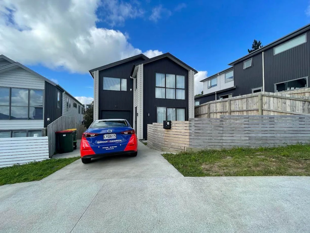 Modern and Luxurious 5-Bedroom Home!